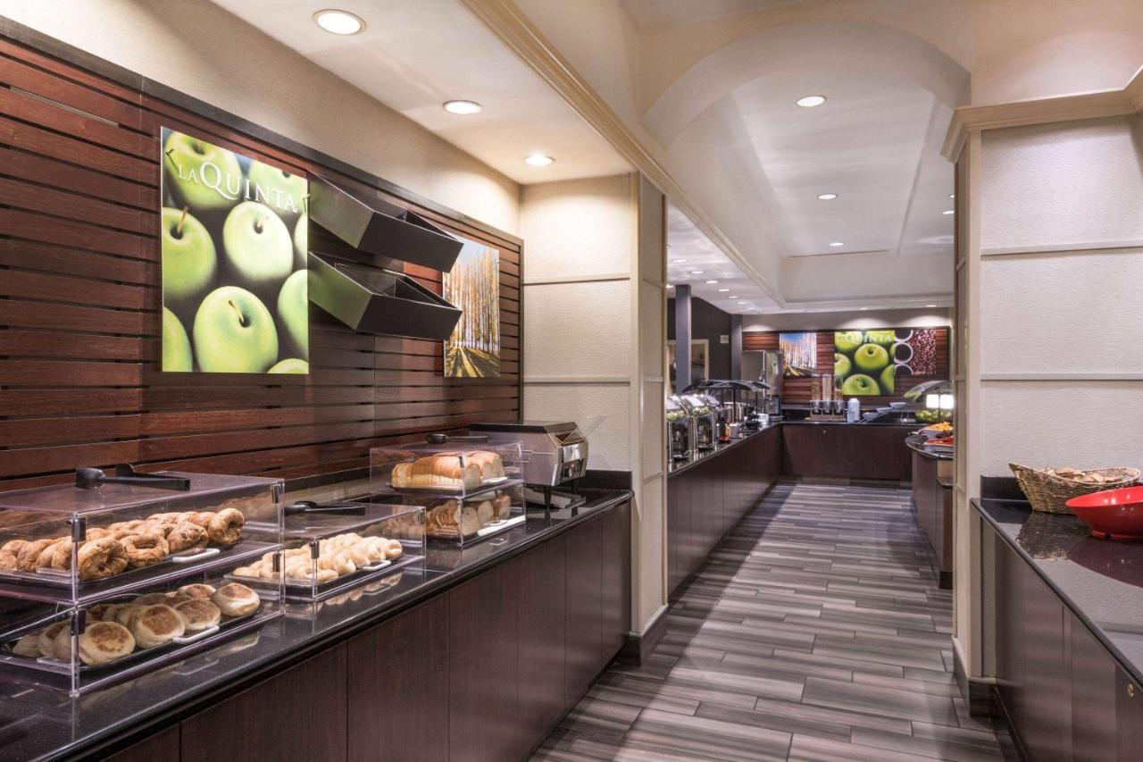 La Quinta Inn & Suites By Wyndham San Antonio Riverwalk Exterior photo