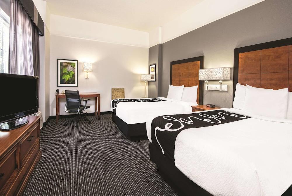 La Quinta Inn & Suites By Wyndham San Antonio Riverwalk Exterior photo