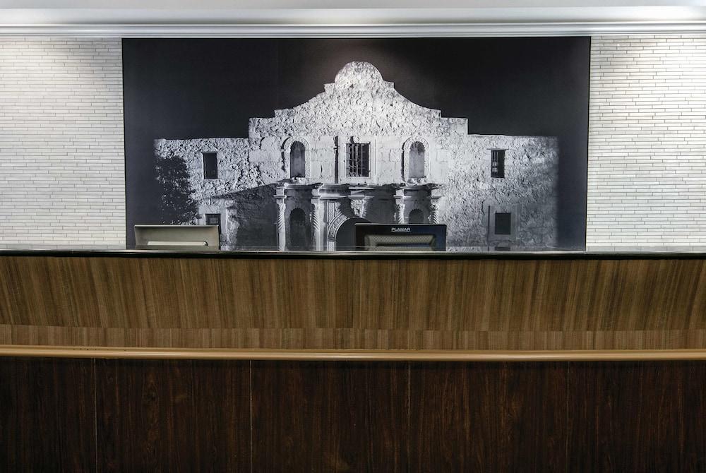 La Quinta Inn & Suites By Wyndham San Antonio Riverwalk Exterior photo