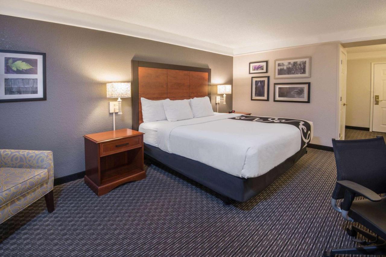 La Quinta Inn & Suites By Wyndham San Antonio Riverwalk Exterior photo