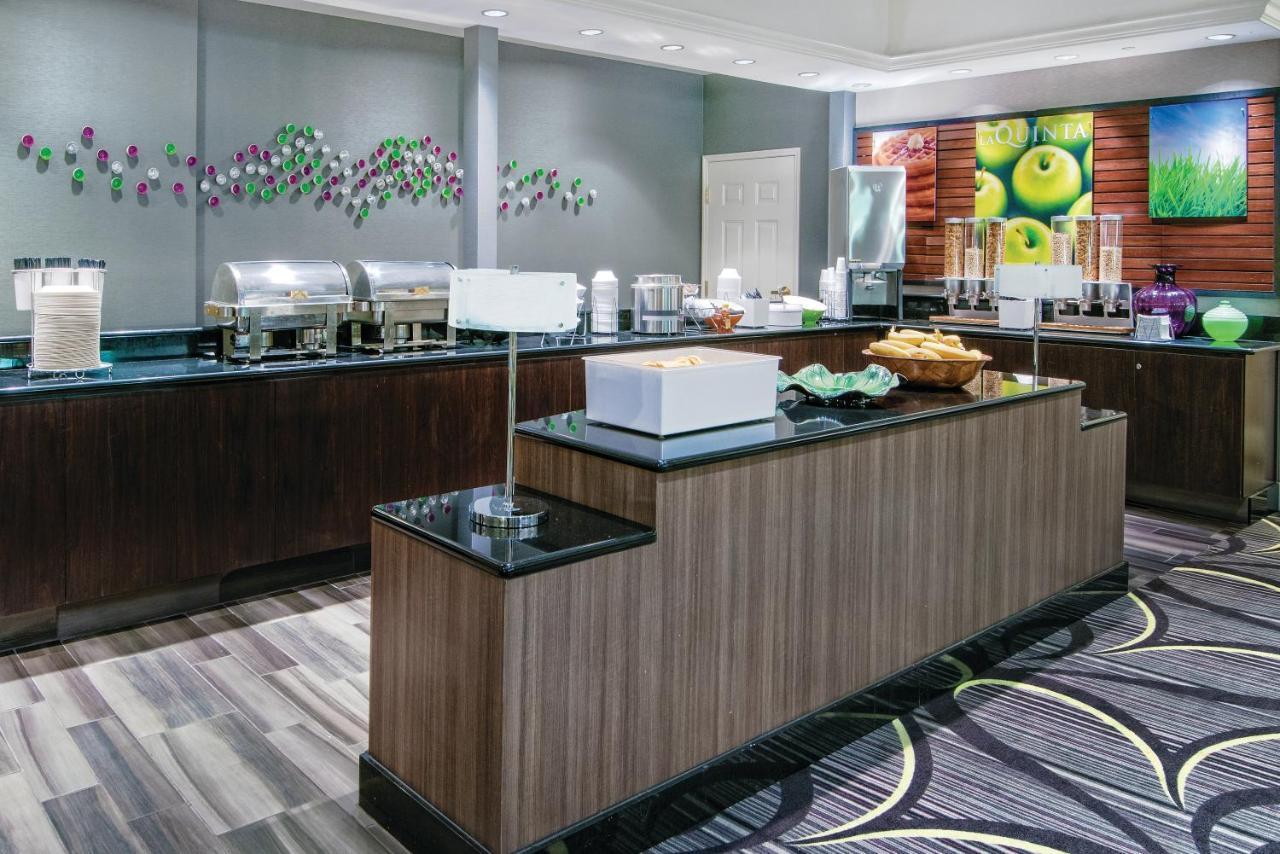La Quinta Inn & Suites By Wyndham San Antonio Riverwalk Exterior photo