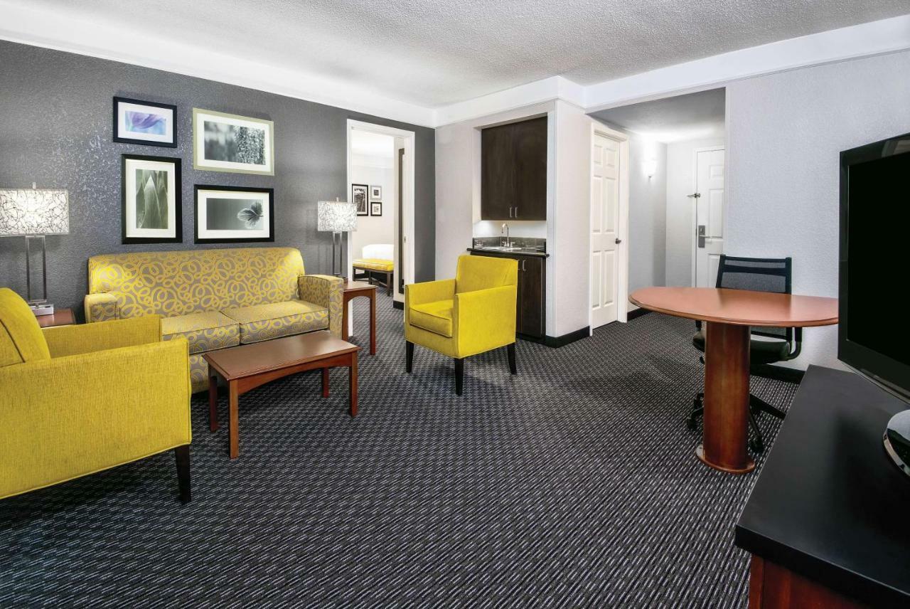 La Quinta Inn & Suites By Wyndham San Antonio Riverwalk Exterior photo