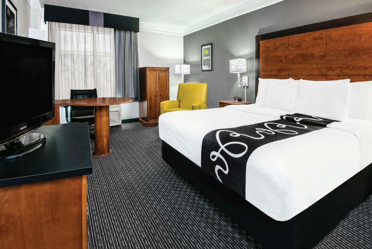 La Quinta Inn & Suites By Wyndham San Antonio Riverwalk Exterior photo