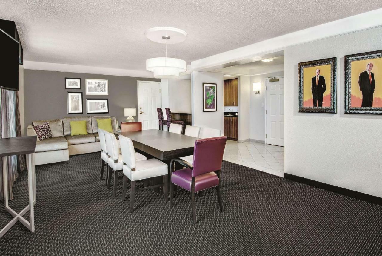 La Quinta Inn & Suites By Wyndham San Antonio Riverwalk Exterior photo