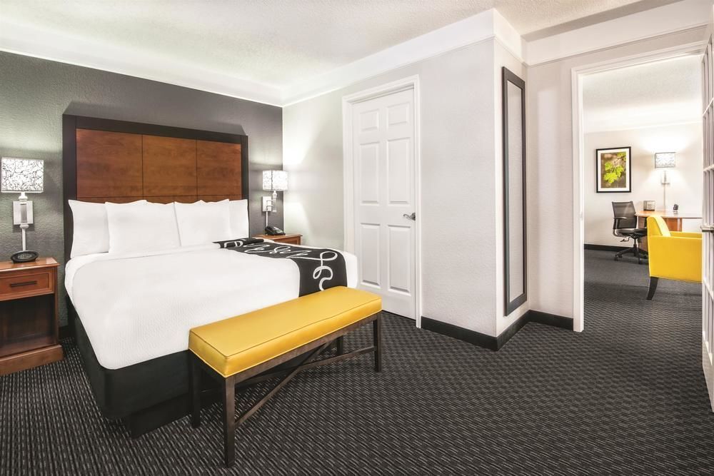La Quinta Inn & Suites By Wyndham San Antonio Riverwalk Exterior photo